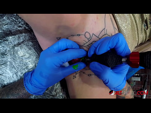 ❤️ Itin tatuiruota karšta Sully Savage gavo tatuiruotę ant savo klitorio ☑ Porno video prie lt.pornhdvideos.ru